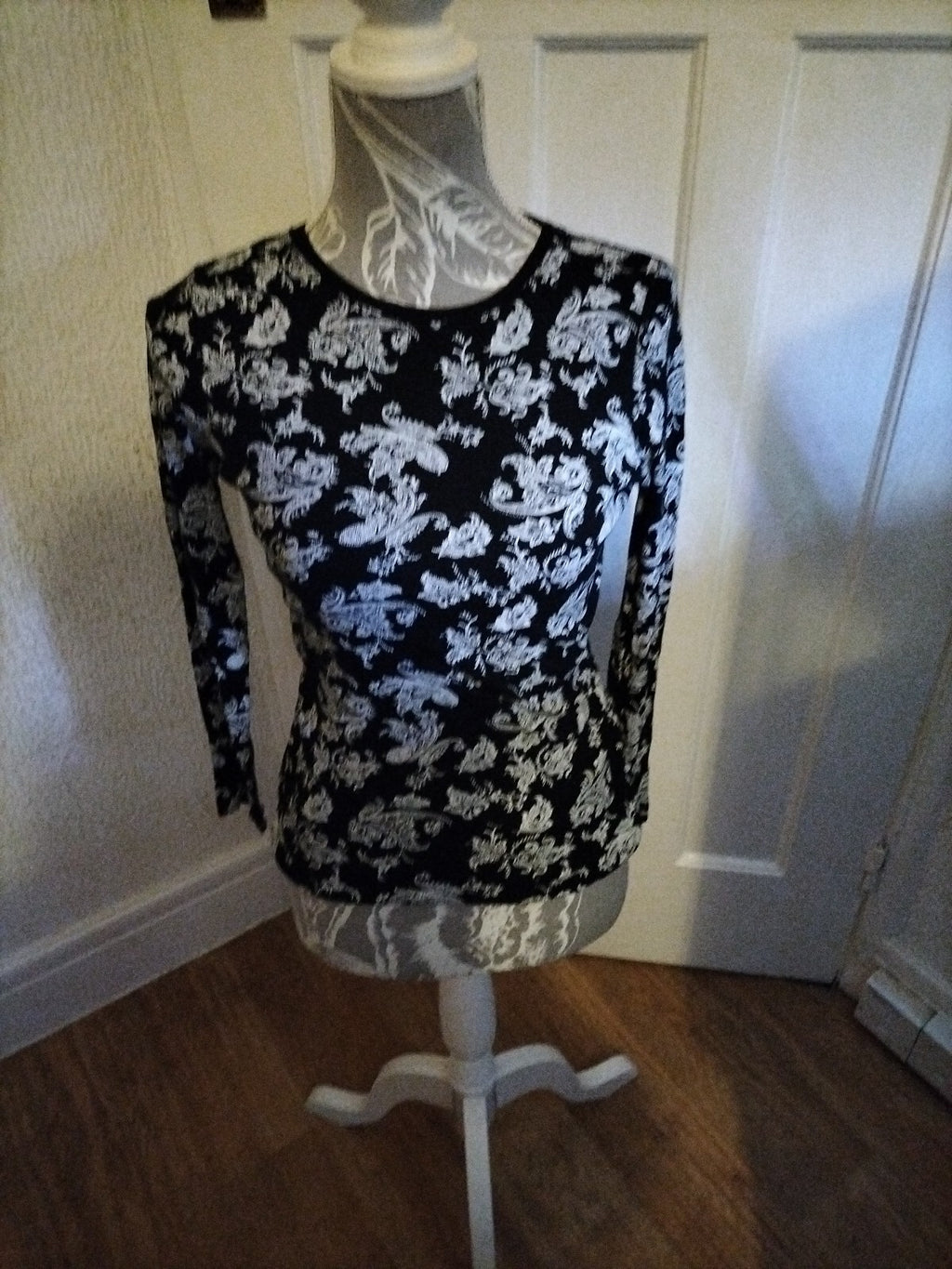 Ladies Peacocks Size 12 Black/White Floral Long Sleeved Blouse