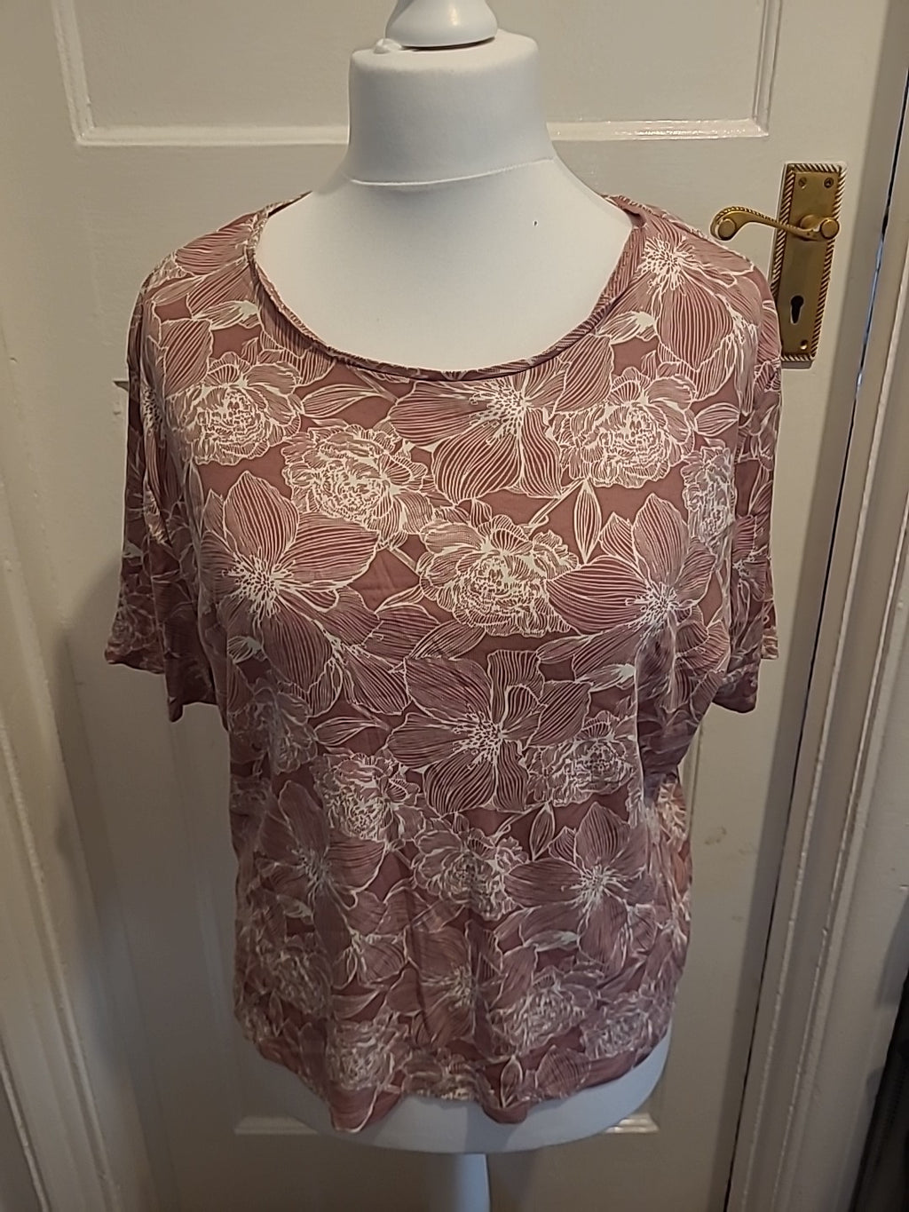 Ladies Tu Size 24 Slim Fit Purple And White Floral Short Sleeved Tshirt