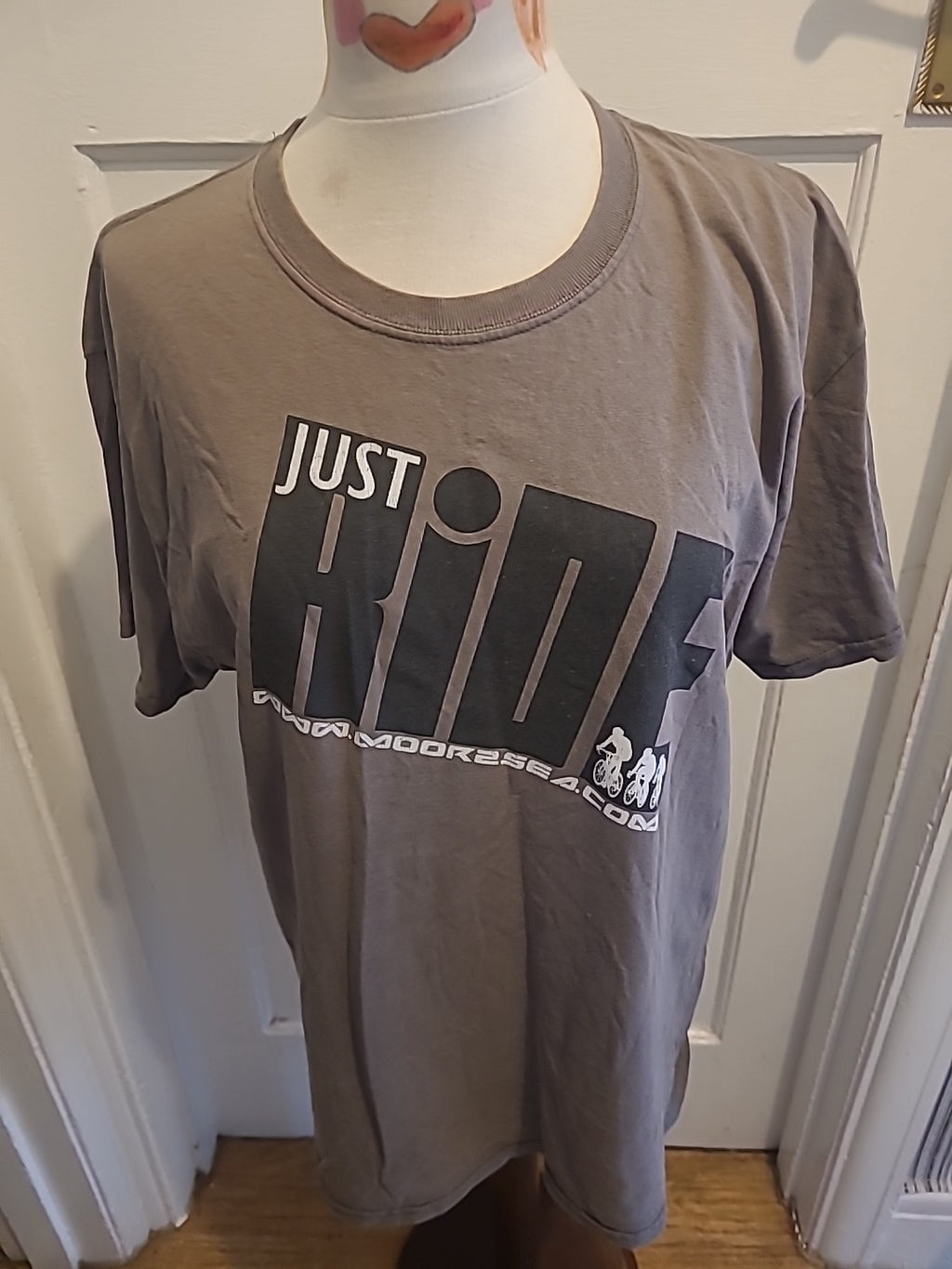 Mens Gildan Size Large Grey/Brown Print Short Sleeved Tee