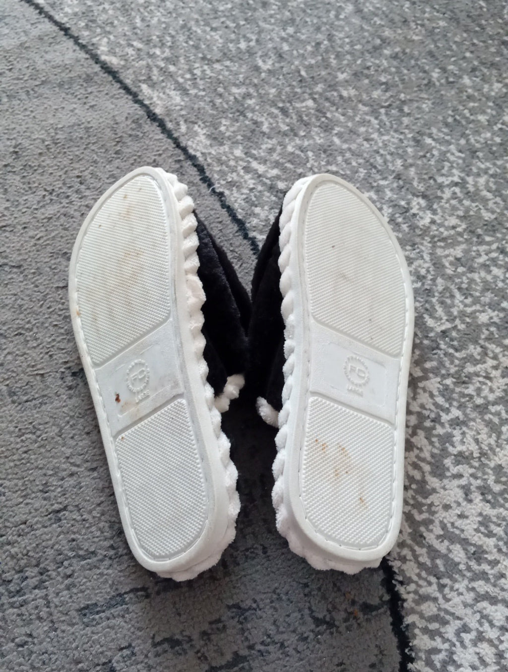 Mens Slippers French Connection Size Large Black/white Fluffy FREE DELIVERY