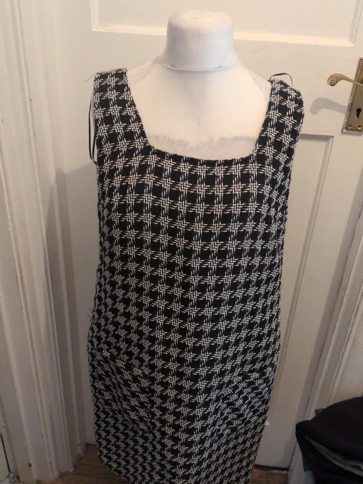 Ladies Nutmeg 16 Black And White Knit Sleeveless Lined Knee Length Dress