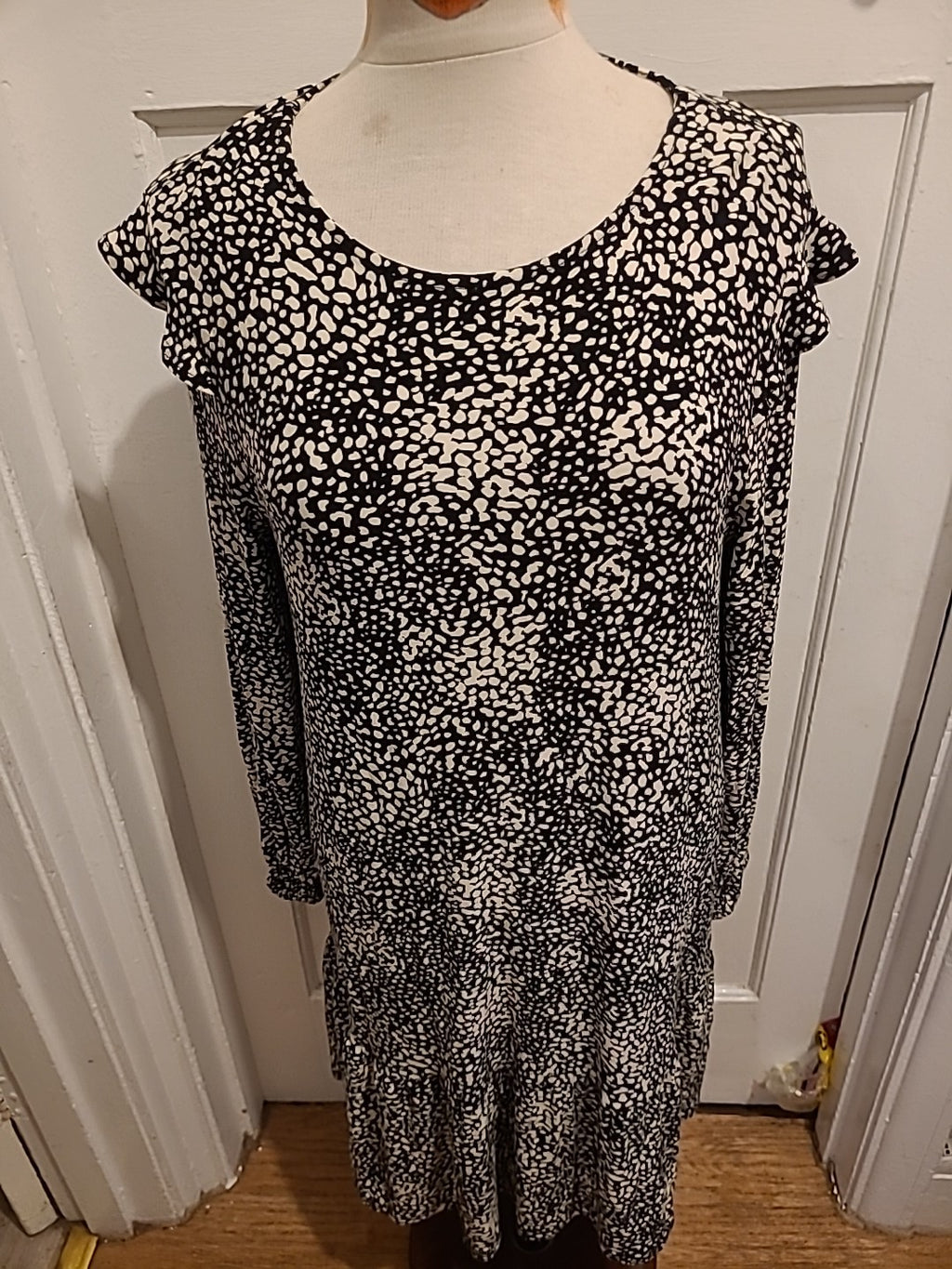 Ladies F+F Size 16 Black And White Long Sleeved Dress