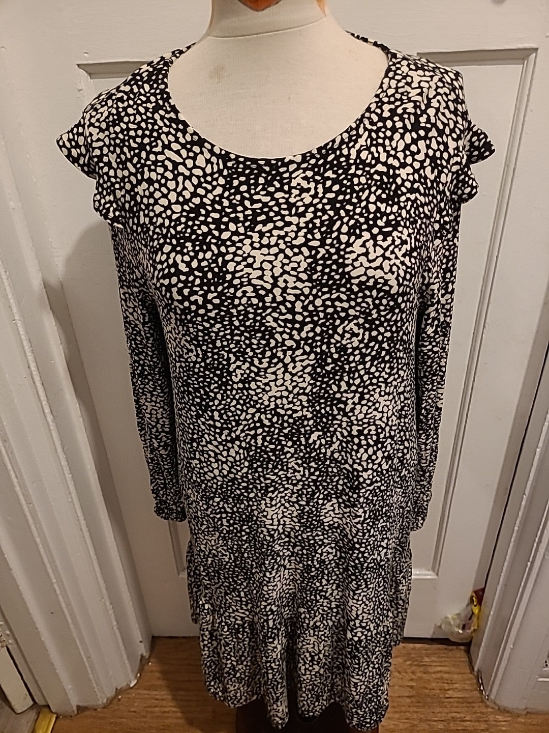 Ladies F+F Size 16 Black And White Long Sleeved Dress