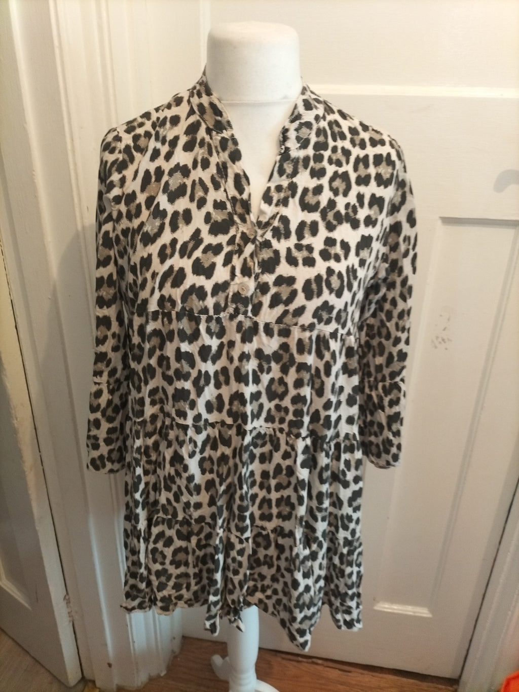 Unisono Large Leopard Print Wavey Long Sleeve Blouse