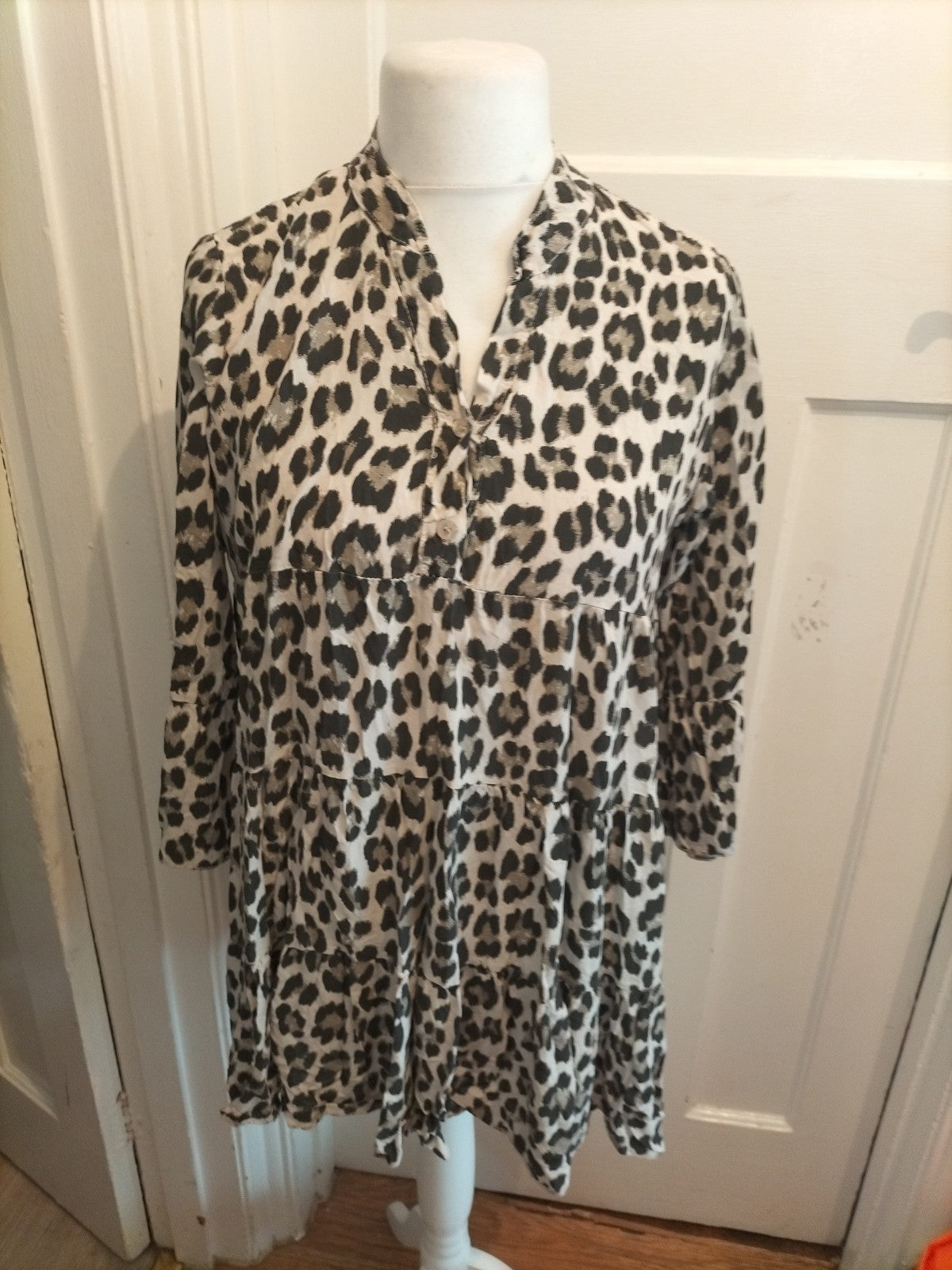 Unisono Large Leopard Print Wavey Long Sleeve Blouse