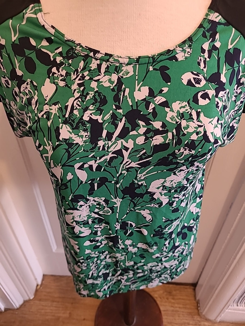Ladies Nicole Collection Size 16 Green Black Floral Short Sleeved Tshirt