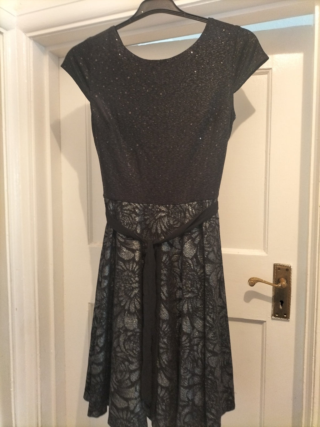 Ladies Solo Size 8 Black Grey And Silver Short Sleeve Dress