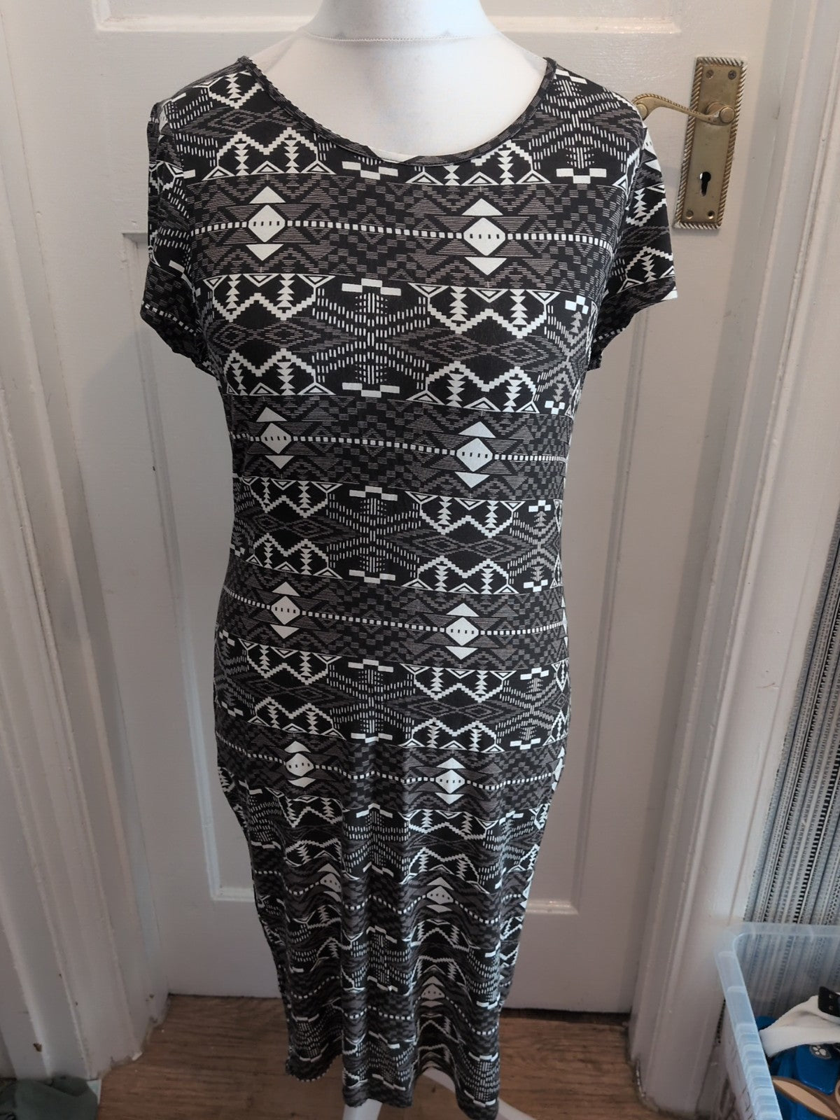 Peacocks 14 Grey White Black Short Sleeve Round Neck Dress