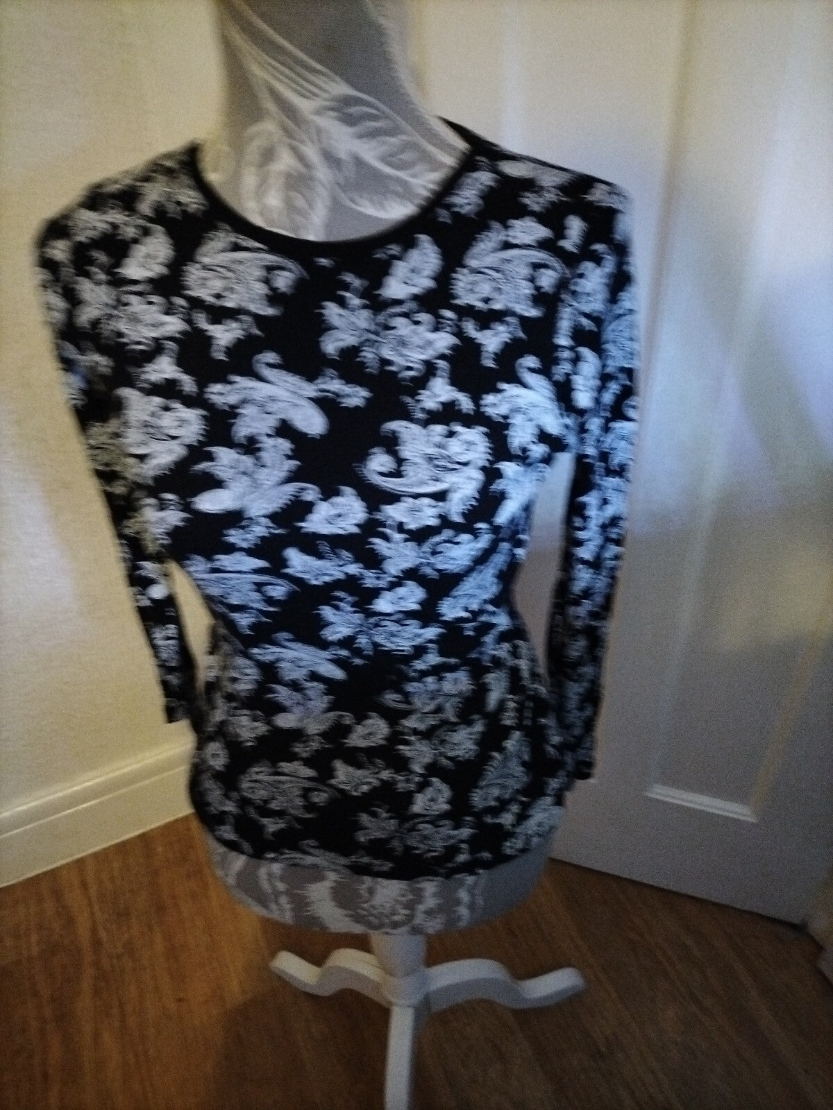 Ladies Peacocks Size 12 Black/White Floral Long Sleeved Blouse