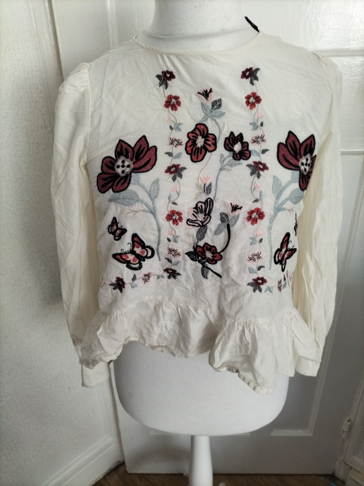 Ladies Zara Size XS White Floral Blouse Long Sleeved