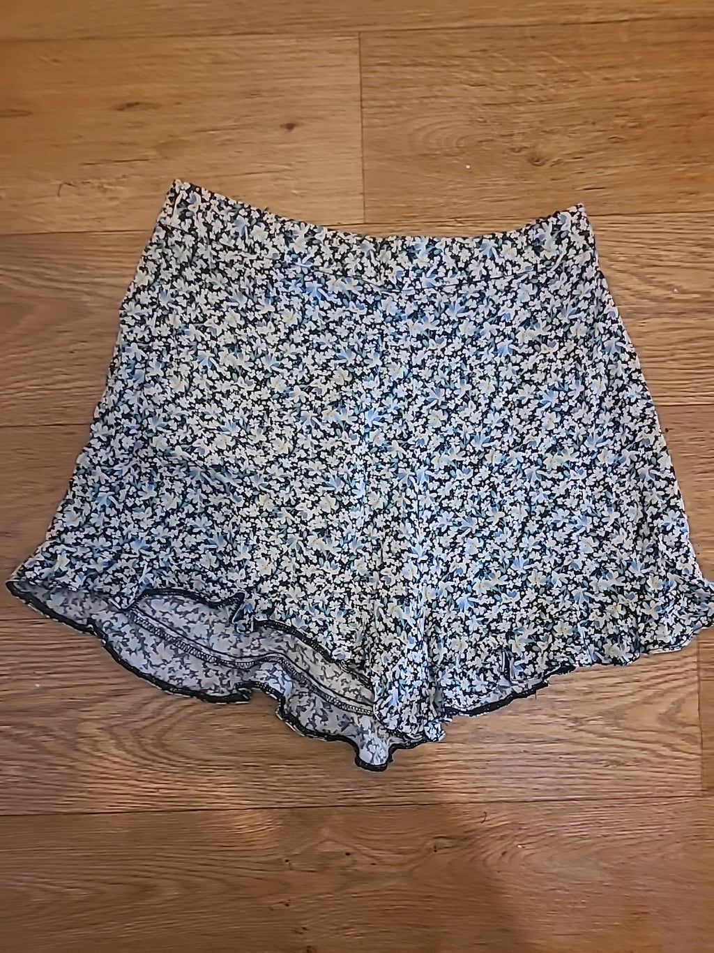 Ladies New Look Size 6 Blue And Black Floral Shorts