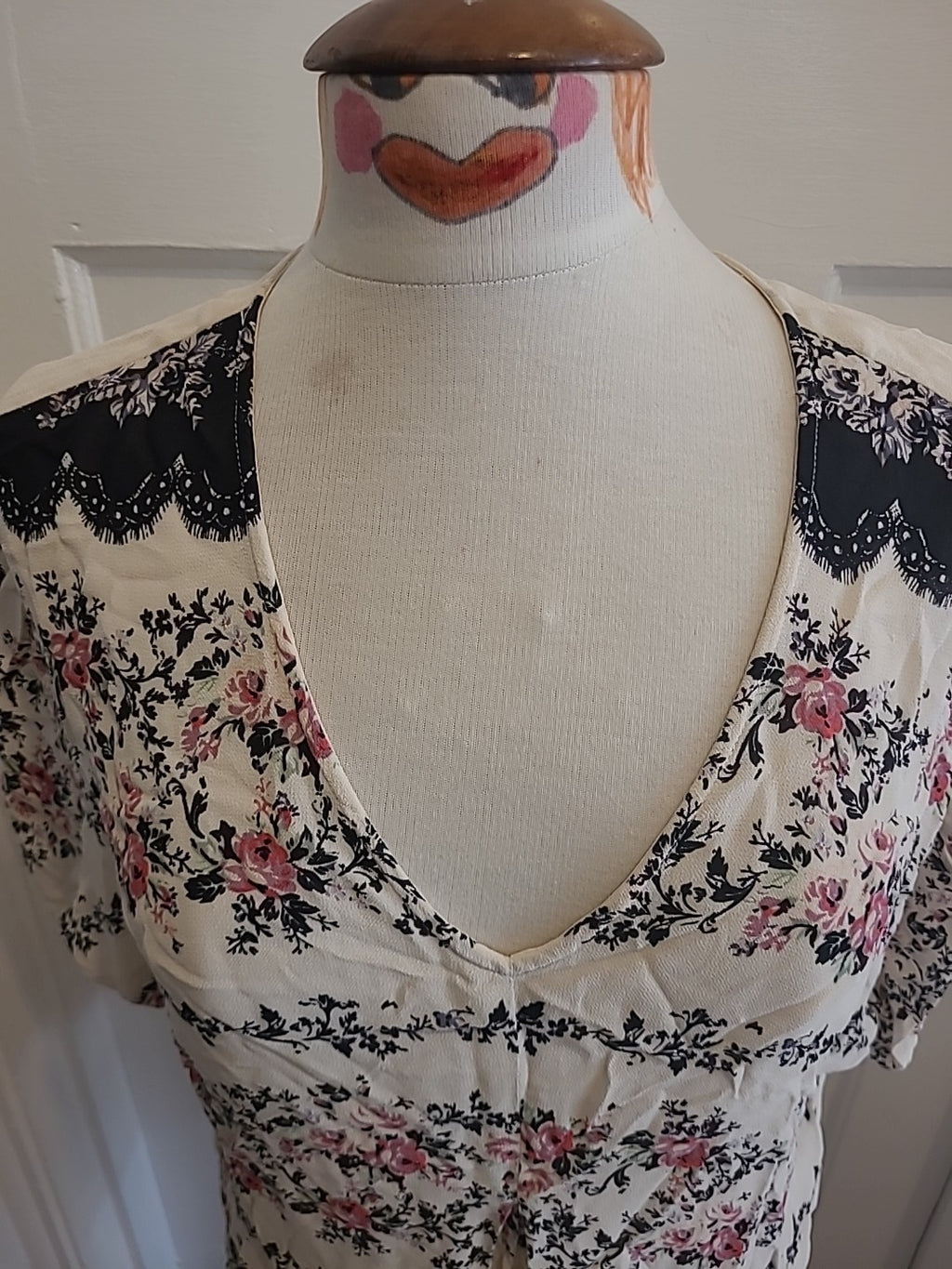 Ladies Monsoon Size 8 Cream Floral Short Sleeved Blouse