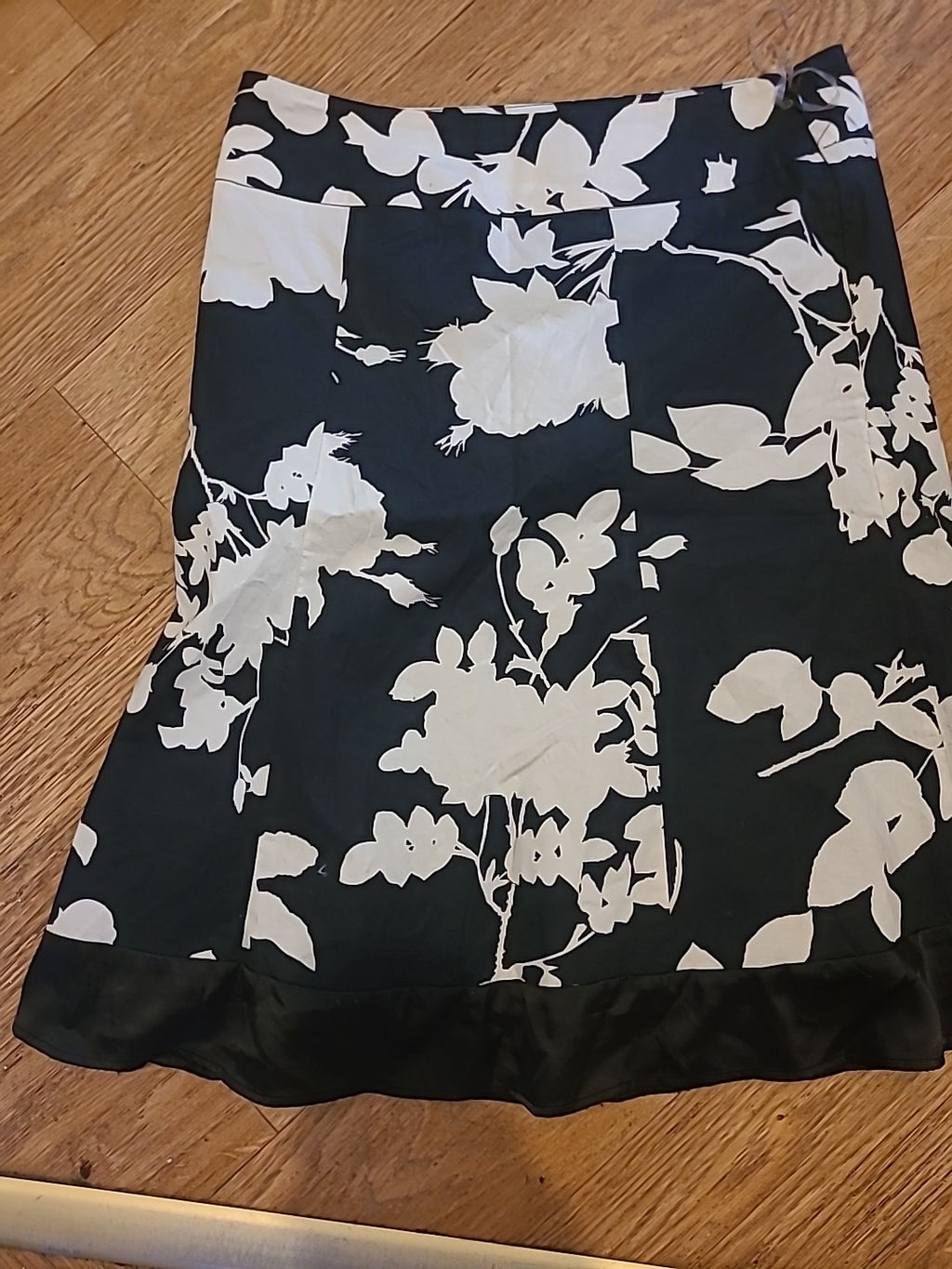 Ladies Fever London Size 8 Black White Floral Lined Skirt