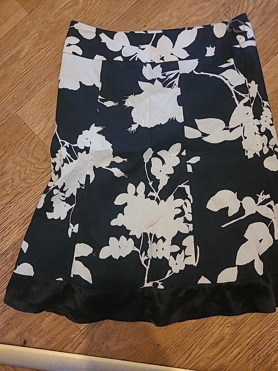 Ladies Fever London Size 8 Black White Floral Lined Skirt