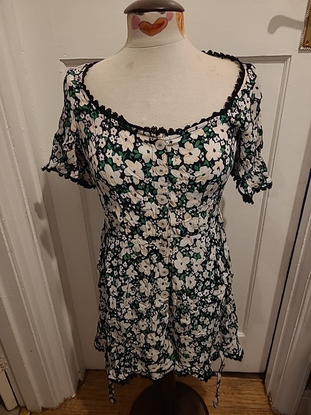 Ladies Miss Selfridge Petites Size 10 Green/White Floral Dress Short Sleeved