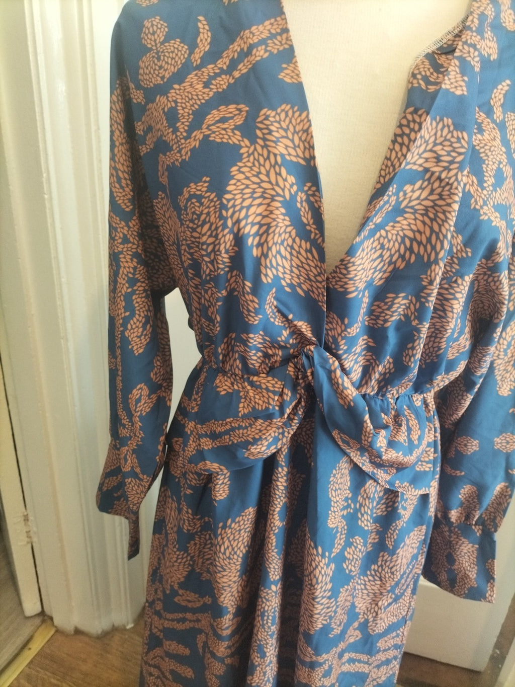 Ladies Large Brown Blue Long Sleeved V Neck Dress