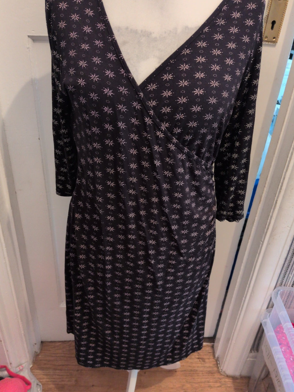 Tu 16 Petite Black Patterned Long Sleeve Scoop V Neck Dress