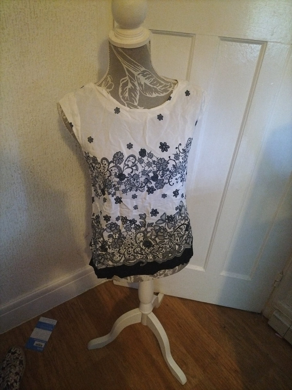 Ladies Wallis Size Small White Floral Sleeveless Blouse