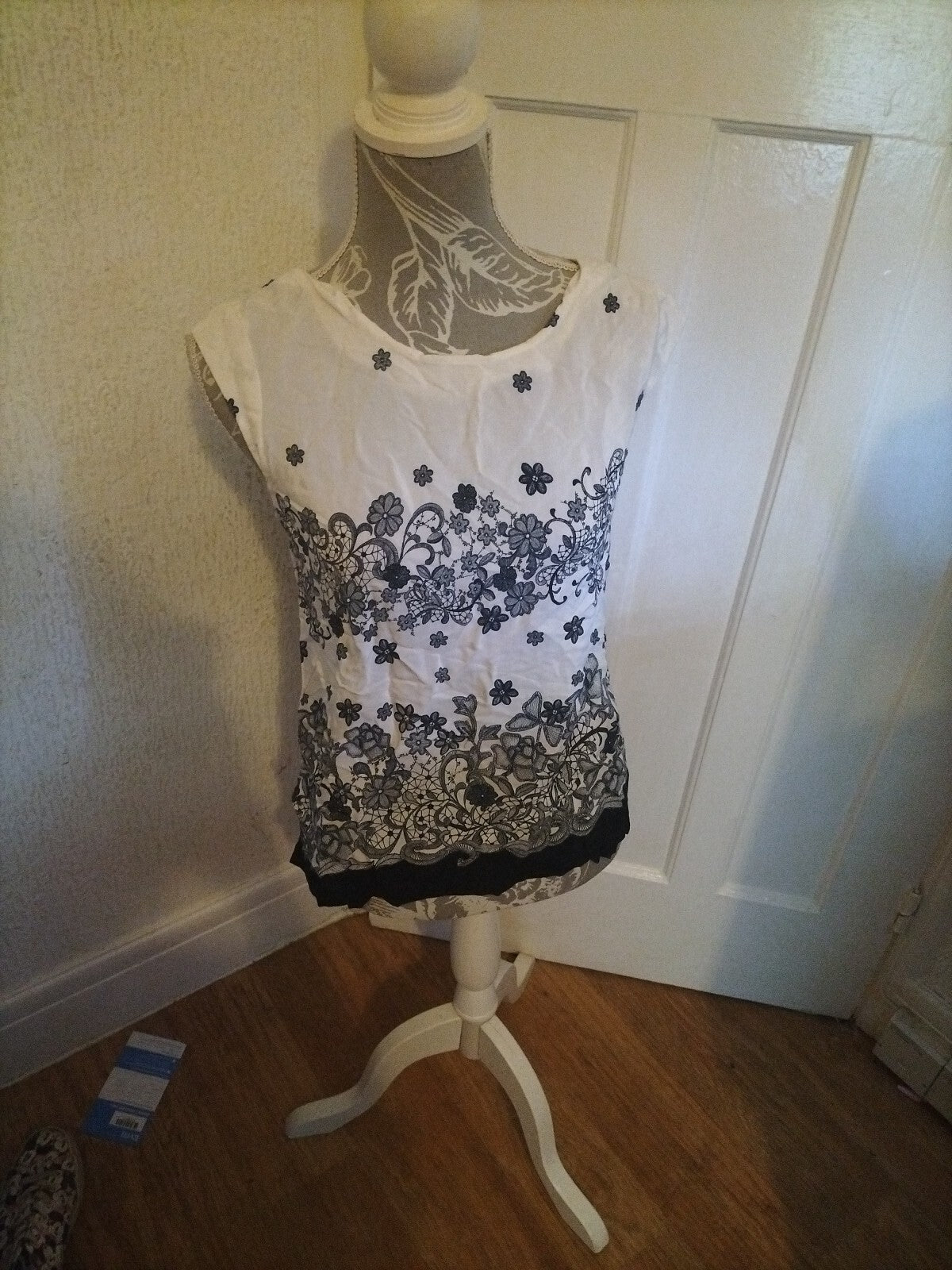 Ladies Wallis Size Small White Floral Sleeveless Blouse