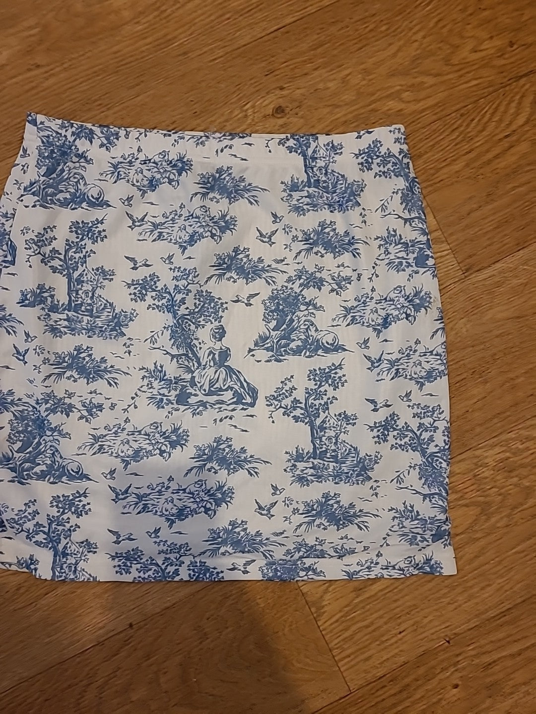 Ladies Shein Size Large Blue/White Floral Elasticated Short Skirt