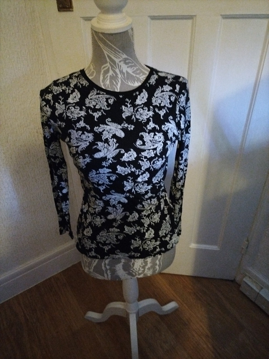 Ladies Peacocks Size 12 Black/White Floral Long Sleeved Blouse