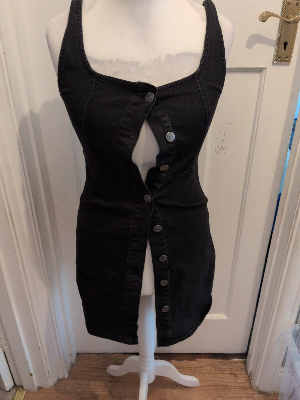 Denim&Co 10 Black Denim Sleeveless Buttoned Knee Length Dress