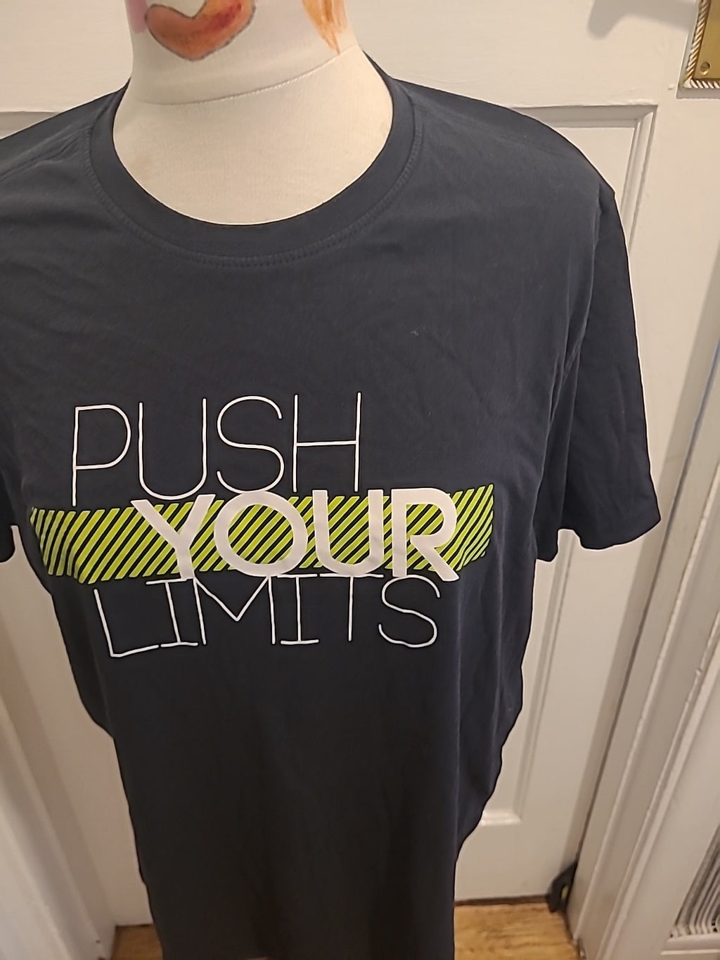 Mens Mountain Warehouse Size XL Black Short Sleeved Printed Tshirt