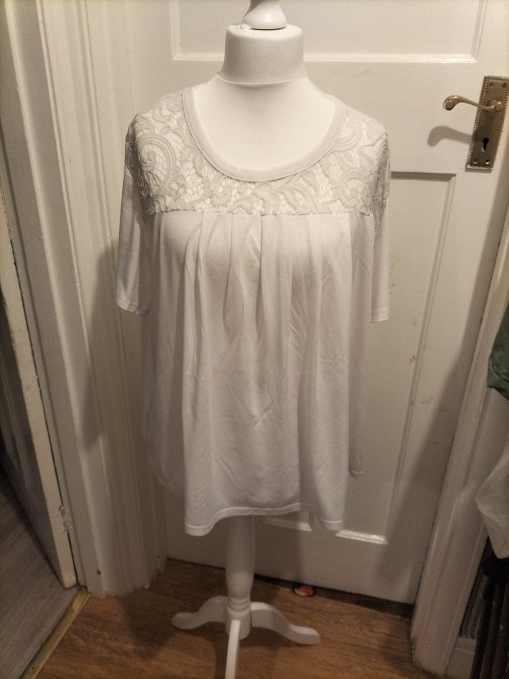 Ladies Size 4XL White Short Sleeved Scoop Neck Tshirt