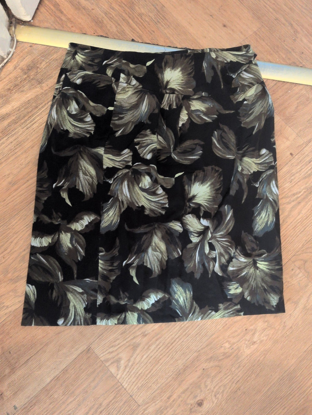Autograph 12 Green And Black Floral Lined Skirt Knee Length