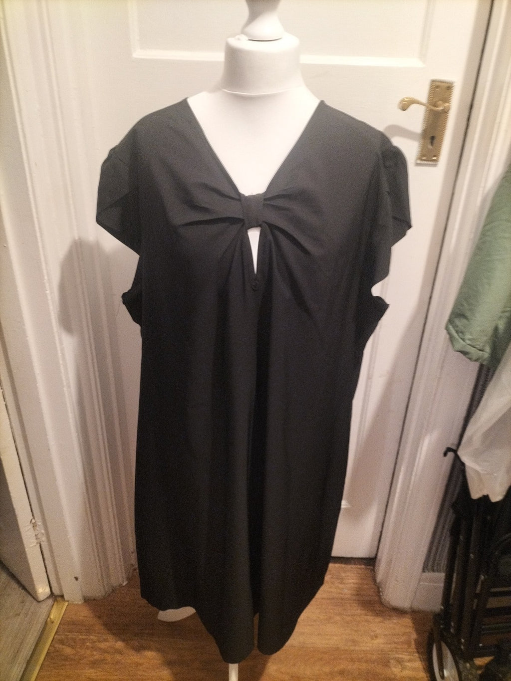 Ladies Size 4XL Black V Neck Cap Sleeved Dress