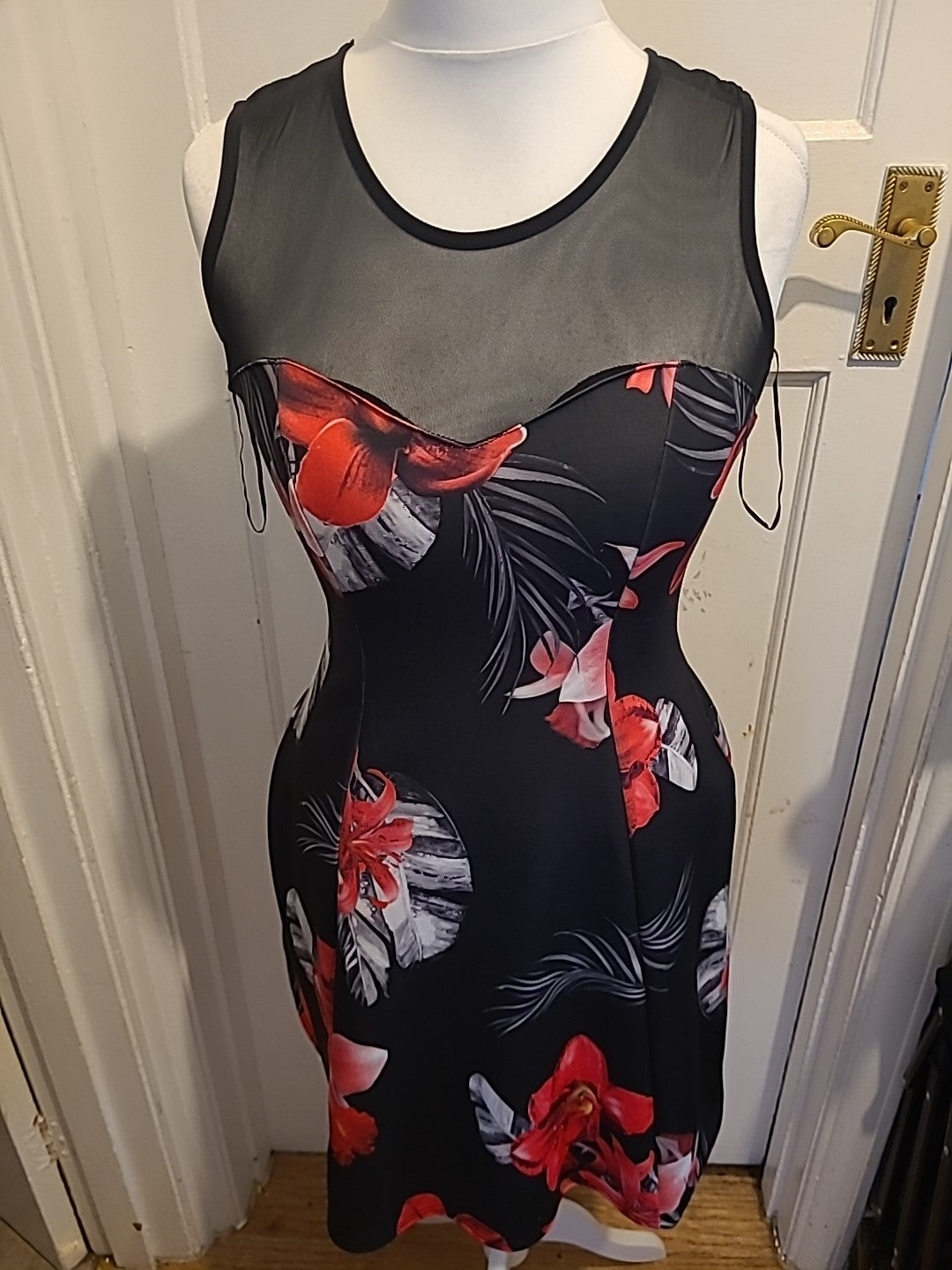 Ladies Quiz Size 12 Black And Red Flower Pattern Sleeveless Flare Dress