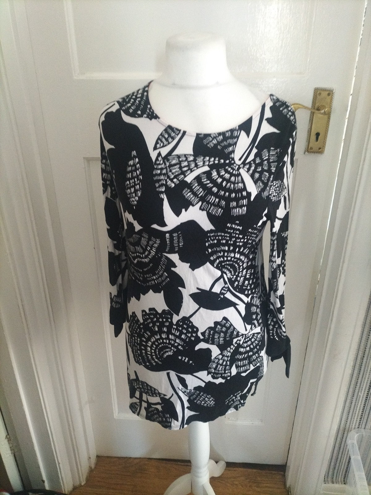 Ladies M+S Size 10 Black And White Floral Longline Top