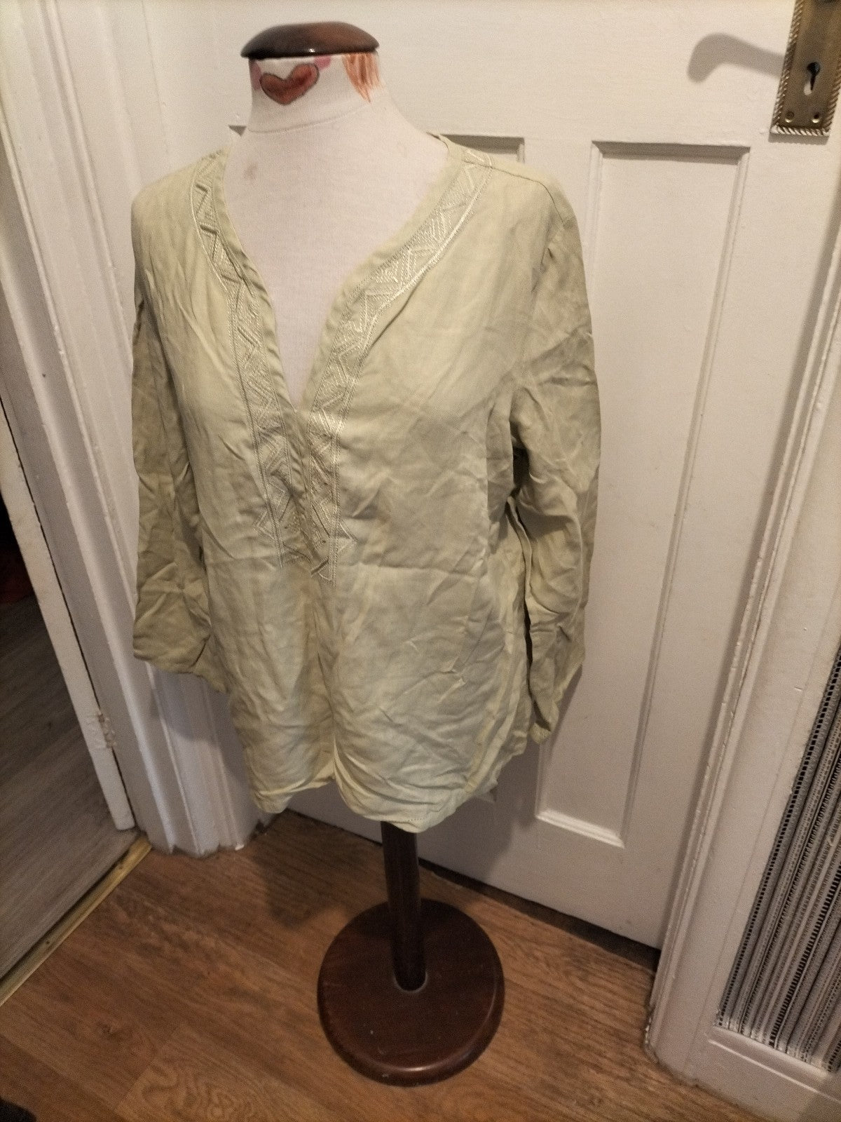 Ladies Marks And Spencer Size 18 Pale Green V Neck Long Sleeved Blouse