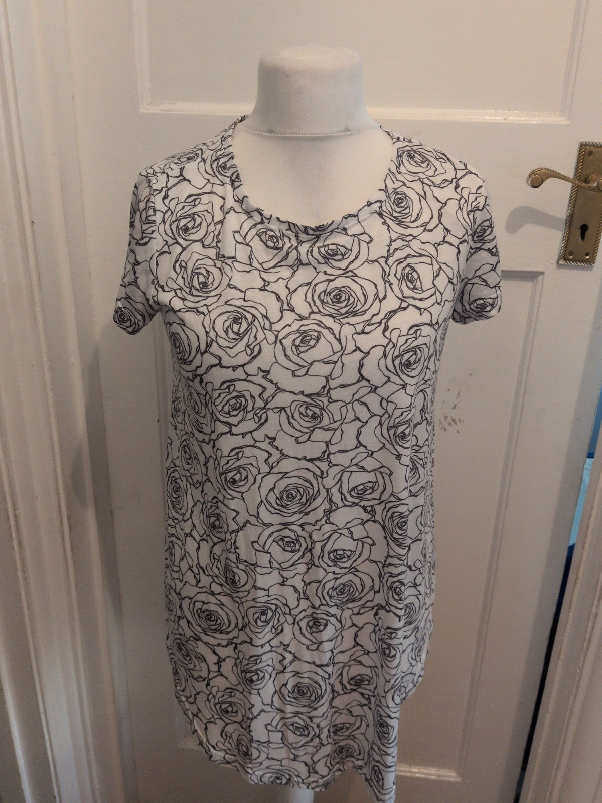Beloved Woman Medium White The Rose Outline Short Sleeve Dress Knee-midi