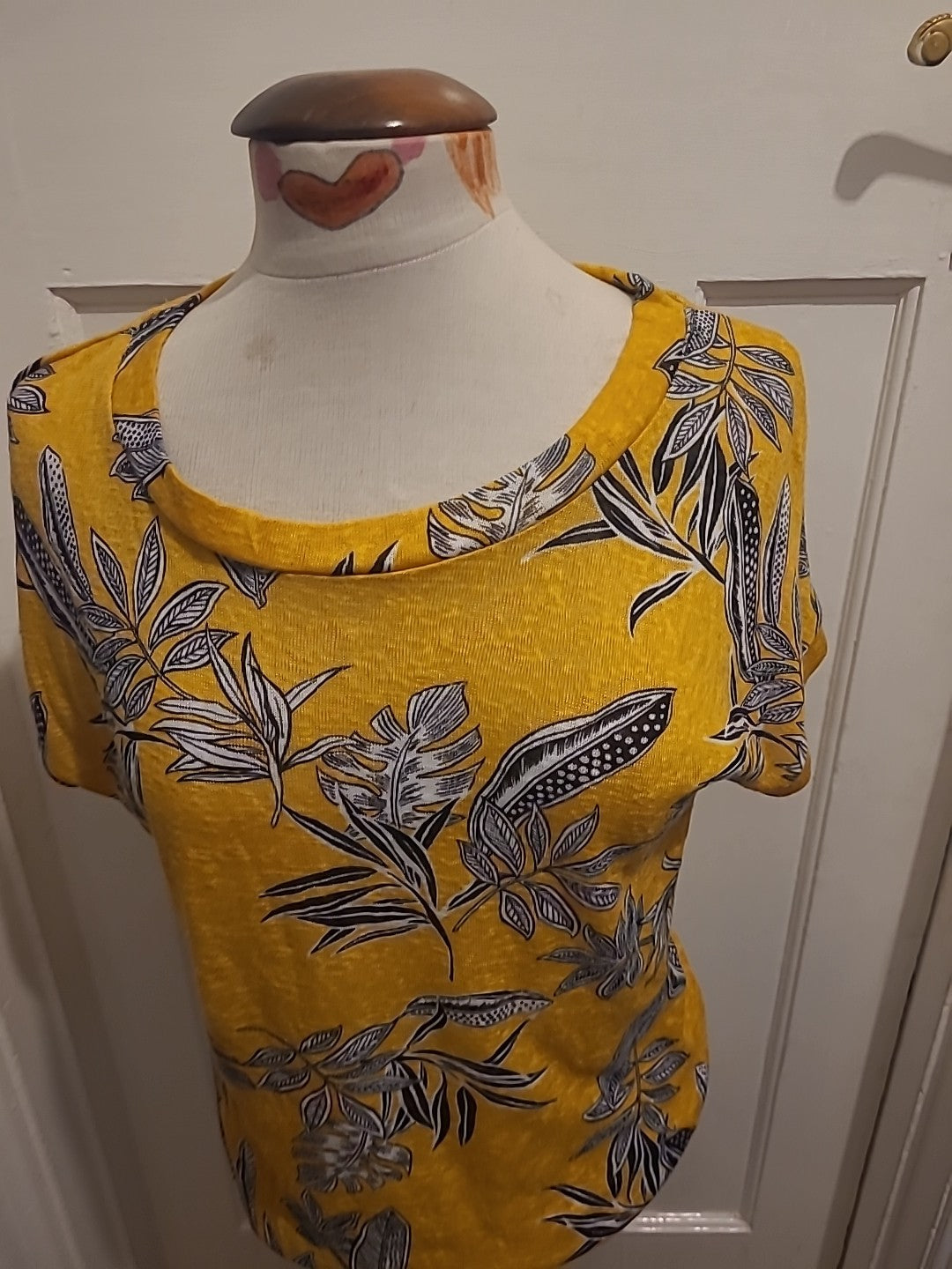 Ladies Peacocks Size 8 Yellow And White Leef Short Sleeve Top