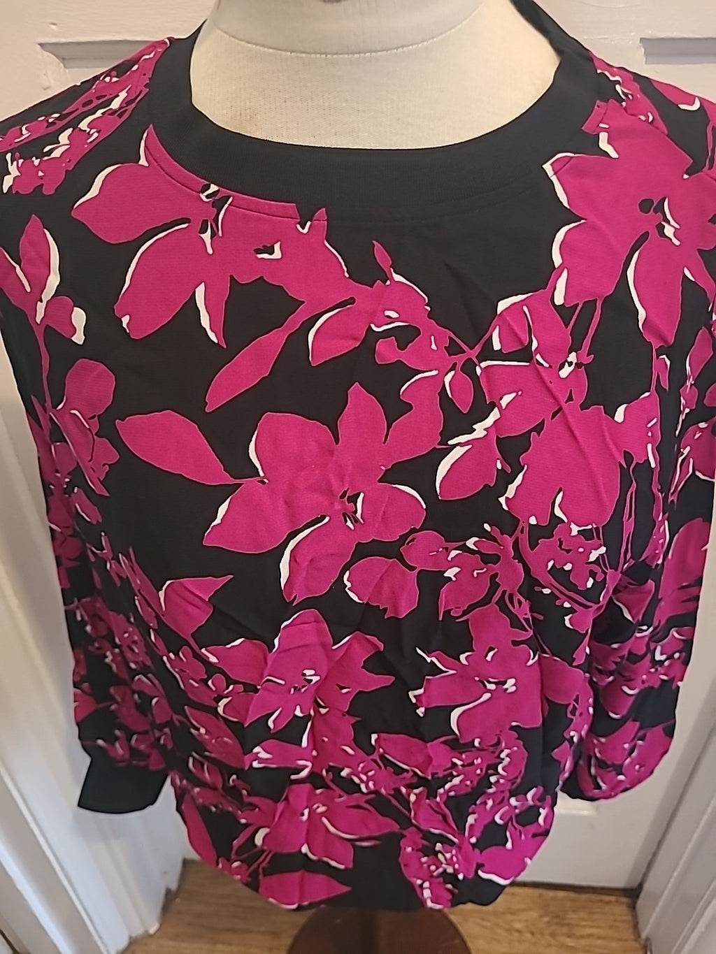 Ladies Autograph Size 8 Cerise Black Long Sleeved Floral Tshirt
