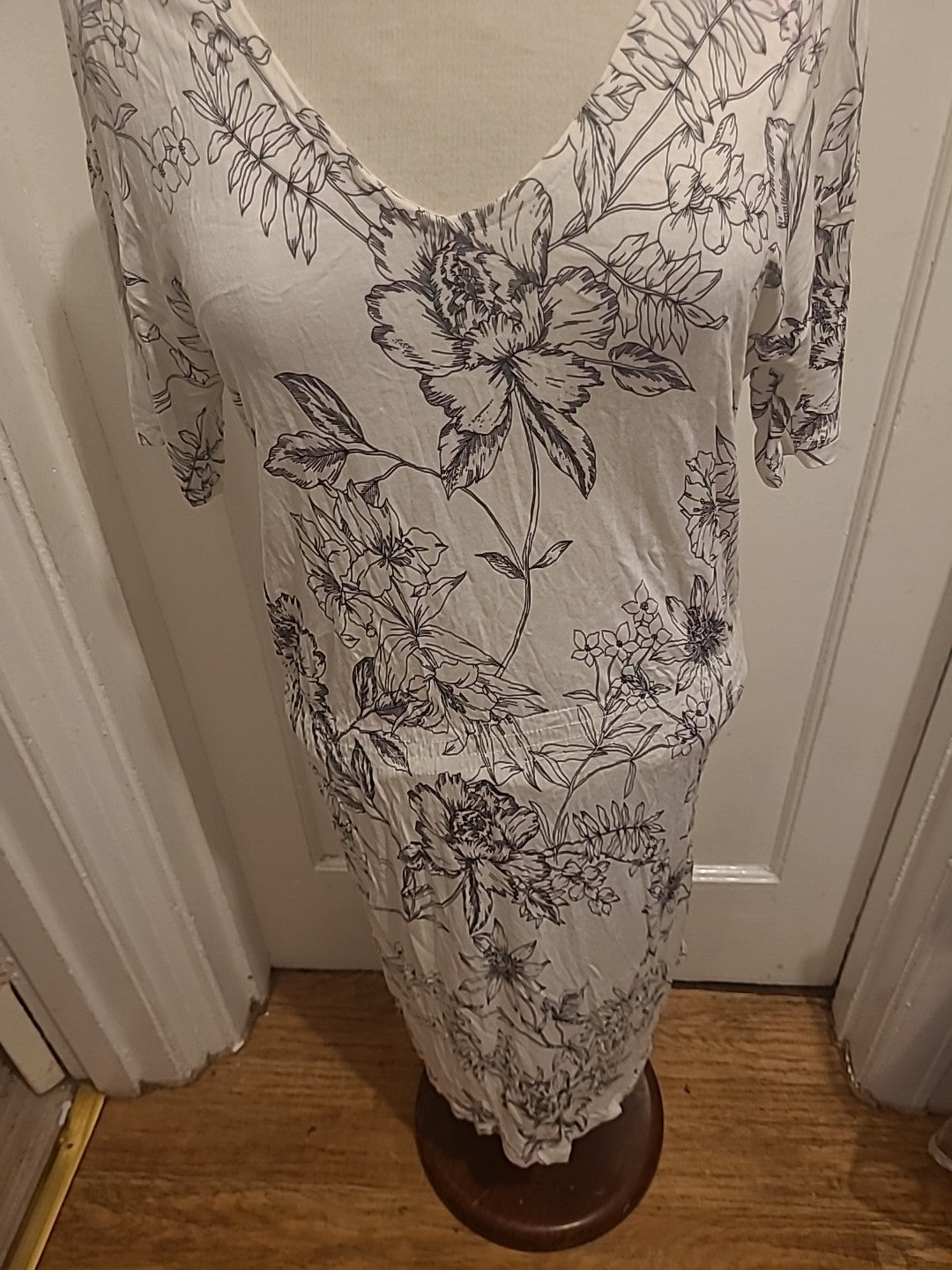 Ladies H&M Size Small Black Floral Printed White Short Sleeved Dress