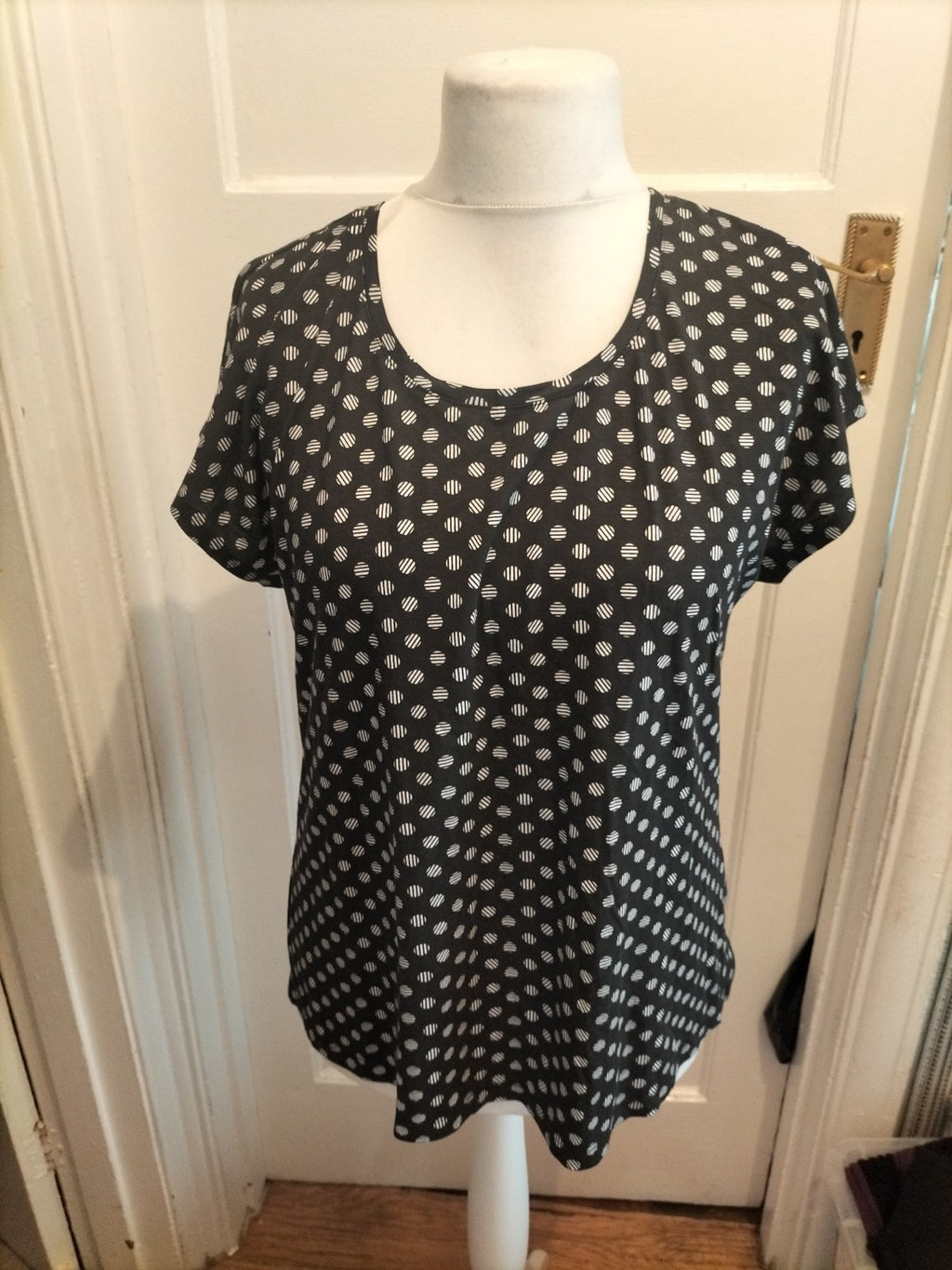 Chicos Size 2 Black White Circle Patterned Short Sleeve Tshirt
