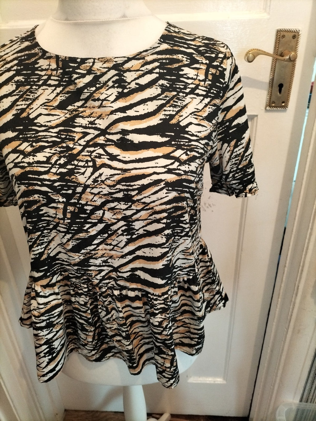 Ladies New Look Size 12 Beige/Black/White Short Sleeved Blouse