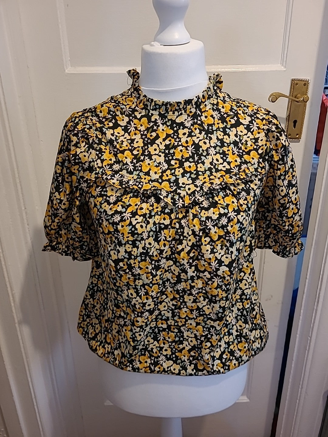 Ladies New Look Size 8 Black And Yellow Floral Short Sleeved Blouse