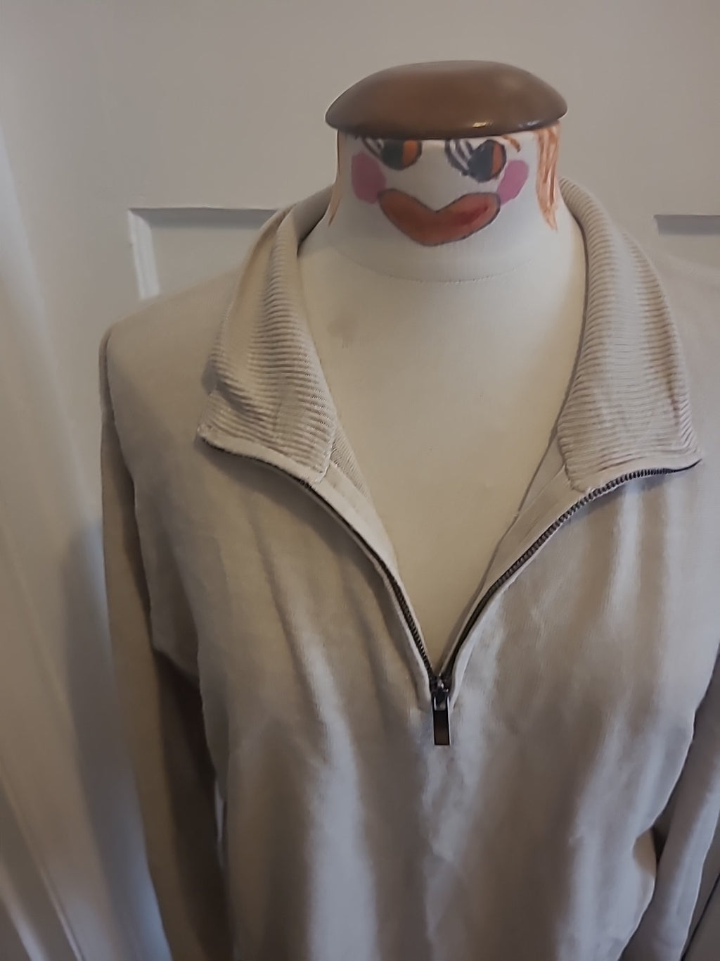 Mens Easy Size Large Beige Long Sleeve Jumper