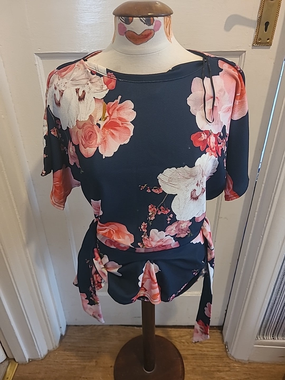Ladies Quiz Size 8 Navy Floral Short Sleeved Blouse