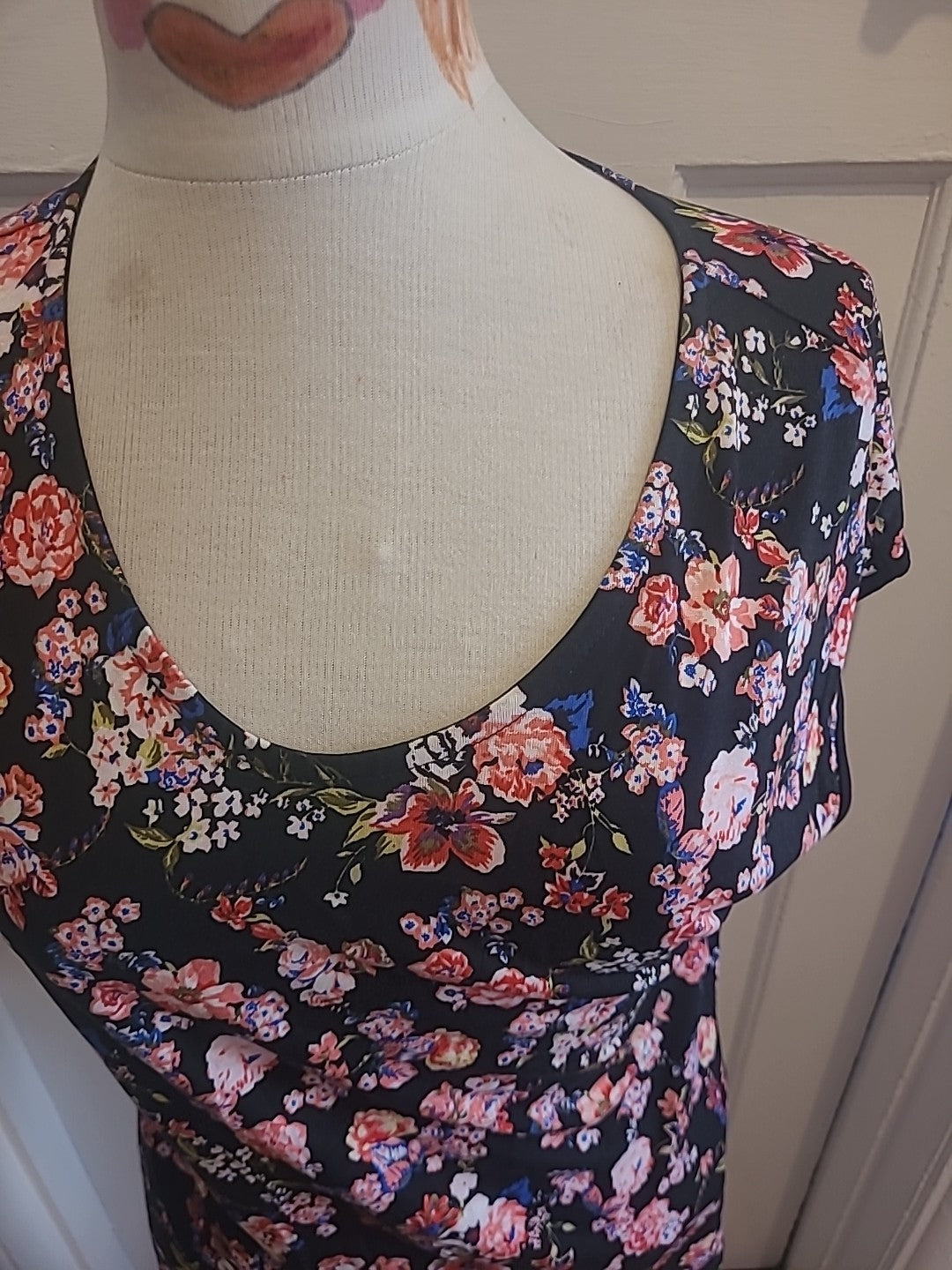 Ladies Street One Size 10 Black Pink Floral Short Sleeved Tshirt