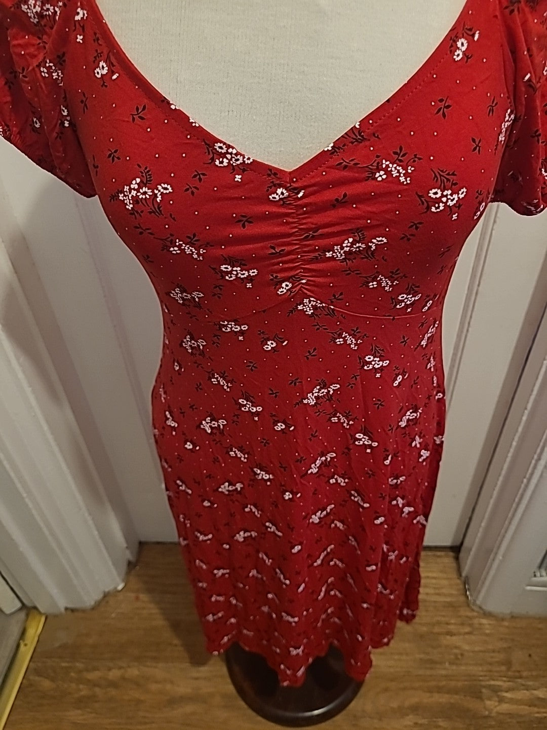 Ladies Peacocks Size 10 Red White Black Floral Short Sleeved Dress