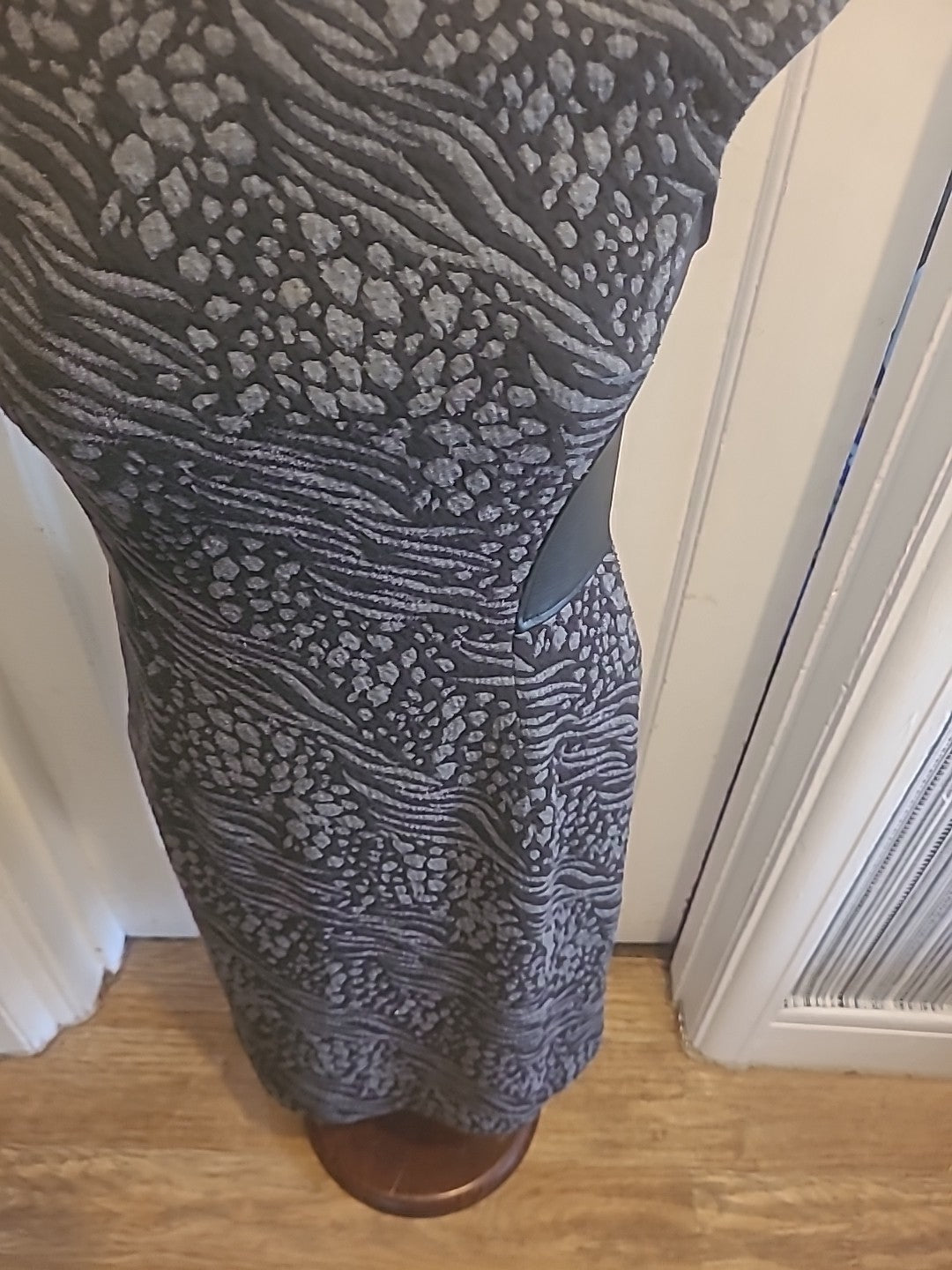 Ladies Maggy London Size 8 Grey Black Sleeveless Dress