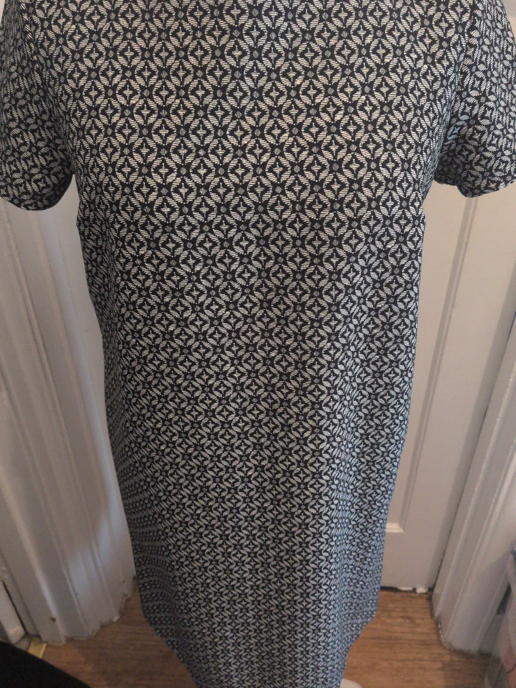 Tu 16 Black And White Spiral Pattern Short Sleeve Dress