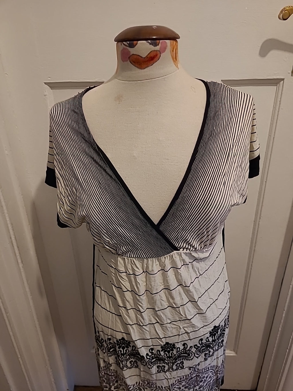 Ladies Oasis Size 14 Black/White Cap Sleeved Dress