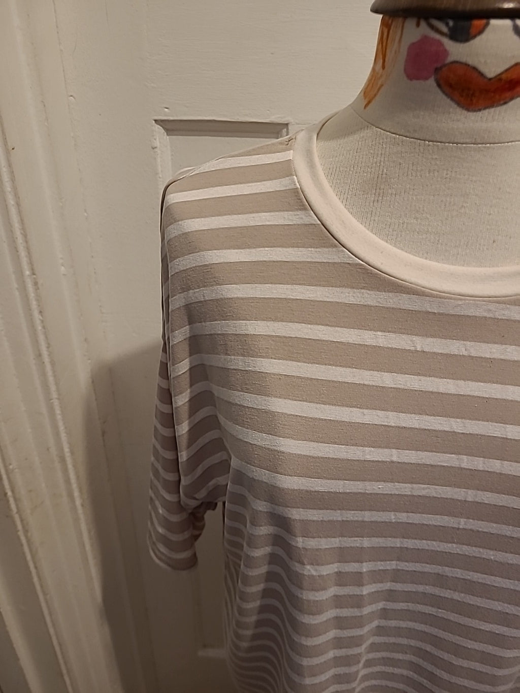 Ladies Peacocks Size 14 Beige White Striped Short Sleeved Tshirt
