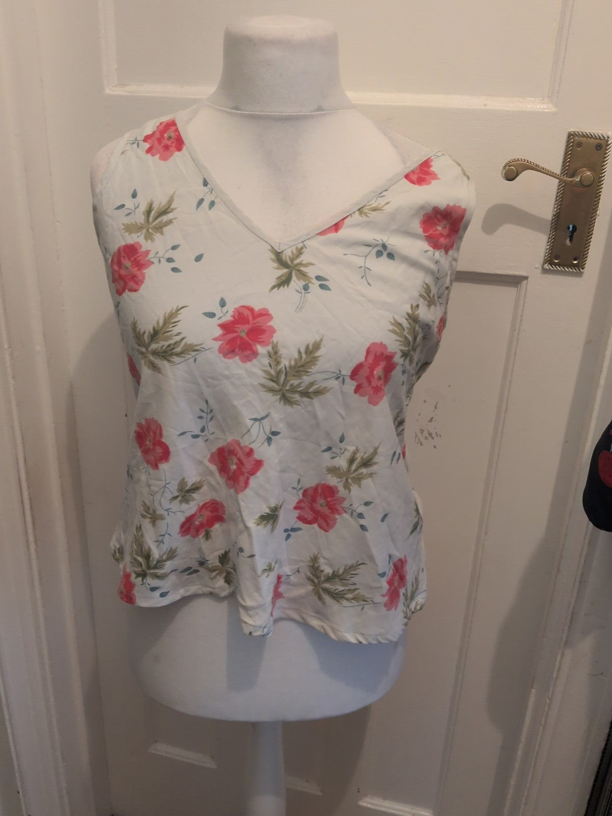 Medium White Flower Pattern Sleeveless T-shirt Blouse