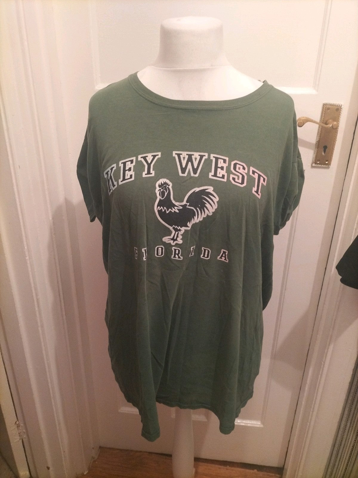 Mens Size Large Green Print Tshirt Short Sleeved